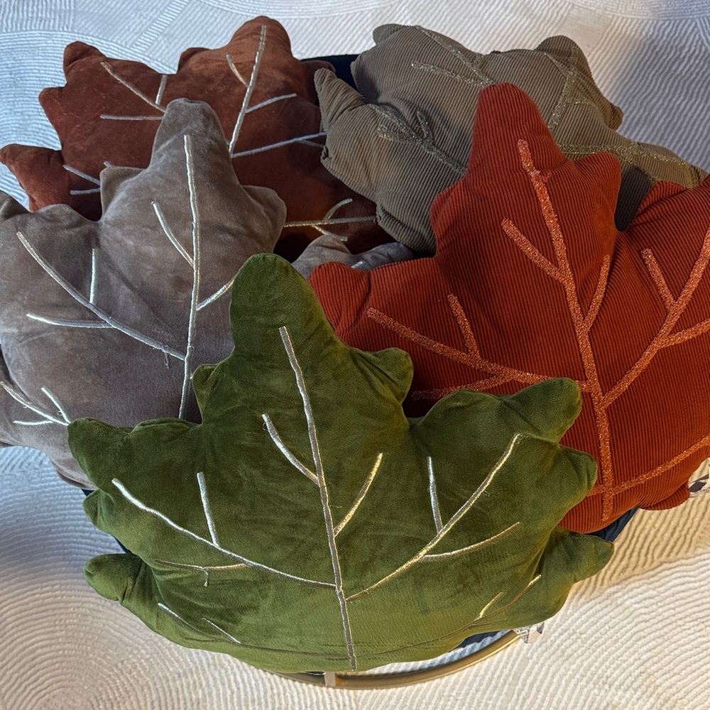 Leaf-Shaped Velvet Throw Pillows Set
